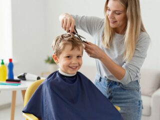 Gyerek hajvágás otthon: olló, gép és a legfontosabb trükkök a sikeres frizuráért
