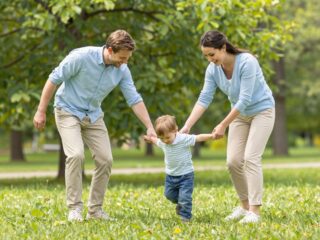 Hogyan nevelj önálló és talpraesett gyereket a mai világban? Az elengedés művészete
