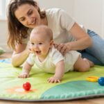 Hogyan segítheted a babádat a stabil fejtartás elsajátításában? Hasznos tippek és játékok