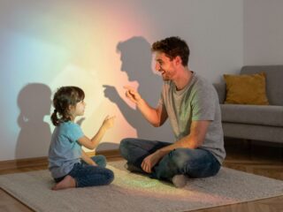 Kreatív és fejlesztő esti program: Az árnyjáték meglepő előnyei a kicsik számára