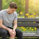 Miért fáj a térded már a húszas-harmincas éveidben? A porckopás okai és kezelése