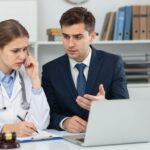 Mit tegyek, ha az orvos hálapénzt vár el? A jogász segít eligazodni a bonyolult helyzetben