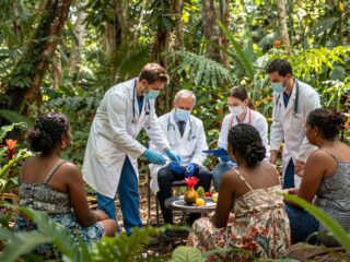 Orvosmisszió a dzsungel mélyén: így mentenek életeket a magyar doktorok