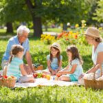 Tábor, nagyszülők vagy bébiszitter? Megoldások a nyári gyerekfelügyeletre