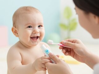 A csecsemők szájhigiéniája: Tippek a helyes szájápolás elkezdéséhez