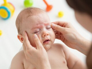 A csecsemőkori könnycsatorna-elzáródás masszírozása lépésről lépésre