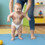 A felállástól a járásig: a mozgásfejlődés mérföldkövei