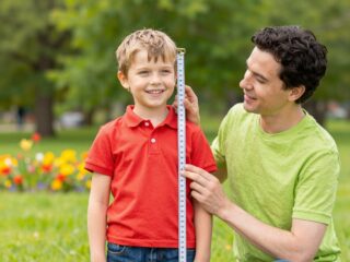 A gyermekkori alacsony növés okai: a genetikától a növekedési hormon hiányáig
