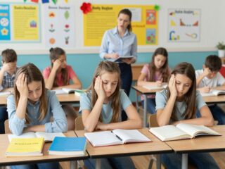 A magyar oktatási rendszer kihívásai: Túlterheltség, lexikális tudás, tanárhiány