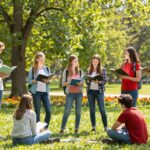 A modern kamaszkor kitolódott határai: miért érnek később a mai fiatalok?