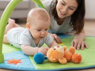 A te babád is lusta? Így értelmezd a csecsemő mozgásfejlődésének jeleit