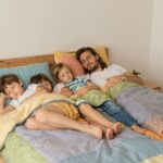 Az együttalvás pszichológiája: hogyan hat a gyerekre és a szülőkre?