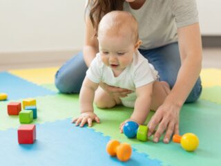 Babafejlesztő gyakorlatok 6-9 hónaposoknak – teljes útmutató szülőknek