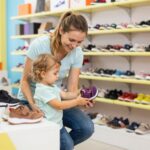 Cipővásárlási útmutató: mikor és milyen cipőt vegyél a totyogónak?