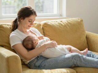 Dőlj hátra és élvezd: miért ez a legtermészetesebb és legpihentetőbb szoptatási testhelyzet?