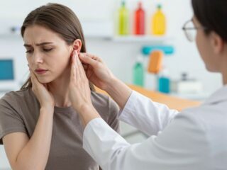 Fülfájás, halláscsökkenés: A dobhártyarepedés jelei és a kezelés lehetőségei