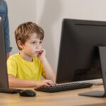 Ismeretlen veszélyek a neten: tudod, kikkel beszélget és mit lát a gyereked online?