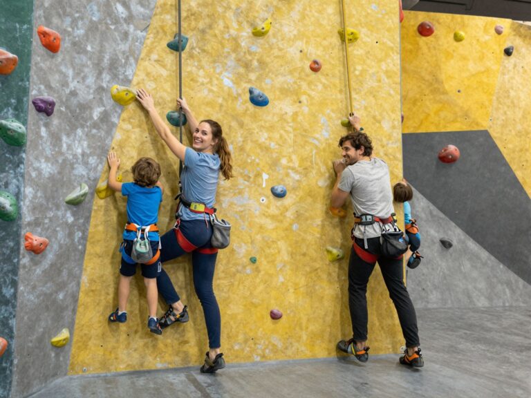 Kihívás és kaland az egész családnak: ezért érdemes ellátogatni egy mászóterembe (X)