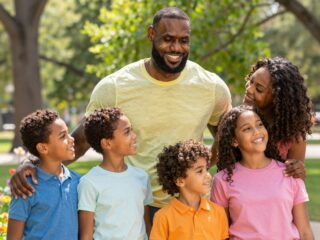 LeBron James és a család: Hogyan egyezteti össze a szupersztár karriert az apasággal?