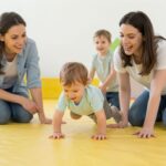 Ne siettesd a gyereket: 5 gyakori hiba, amivel lassíthatod a mozgásfejlődését