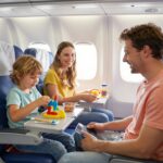 Repülés gyerekkel stressz nélkül: ülésválasztás, szórakoztatás, nasik