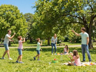 Túlélőkalauz szülőknek a nyári szünethez: 14 őszinte ok, amiért a nyár kihívást jelent