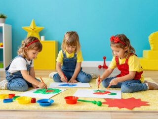 A háromévesek játékának jellemzői: a szerepjátéktól a közös alkotásig