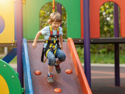 A kis felfedezők kora: hogyan biztosíts biztonságos környezetet a mászó bajnoknak?