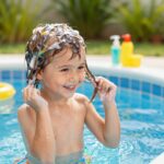 A klóros víz káros hatásai ellen: a helyes hajápolási rutin gyerekeknek uszoda után