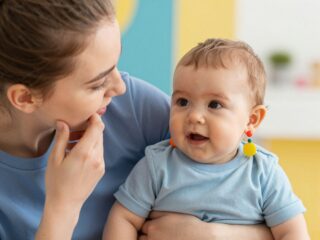 Fülbevaló babáknak: divat vagy felesleges kockázat? Szülői vélemények