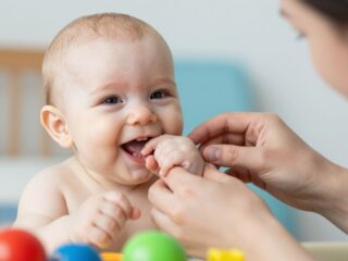 Honnan tudom, hogy jön a baba foga? A fogzás 10 leggyakoribb jele képekben