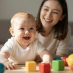 Mikor mosolyognak a babák? Az első mosolytól a tudatos kacagásig
