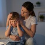 Mit tegyél, ha éjszaka kezd fájni a gyerek füle? Gyors segítségnyújtás