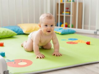 A kúszás-mászás időszaka: nélkülözhetetlen kellékek a baba biztonságáért
