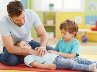 Fuldoklásveszély: lépésről lépésre útmutató a Heimlich-manőver helyes alkalmazásához gyerekeknél