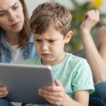 Hiszti ellen tablet? Miért rossz ötlet a digitális eszközökkel csillapítani a gyereket?