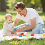 Hogyan játsszunk a babával? Korosztályra szabott ötletek a minőségi időtöltéshez