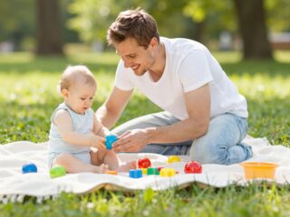 Hogyan játsszunk a babával? Korosztályra szabott ötletek a minőségi időtöltéshez