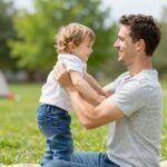 Így emeld a gyereket helyesen: a könyökficam megelőzése