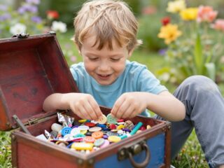 Kincsesláda a zsebben: megfejtettük, miért vonzódnak a gyerekek a jelentéktelennek tűnő tárgyakhoz