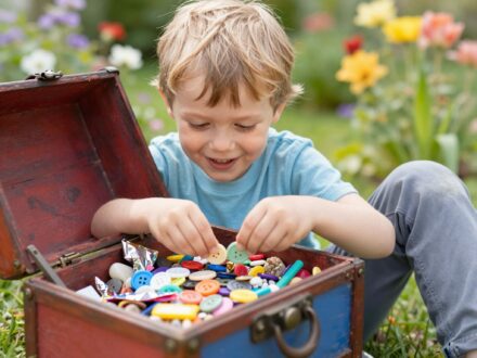 Kincsesláda a zsebben: megfejtettük, miért vonzódnak a gyerekek a jelentéktelennek tűnő tárgyakhoz