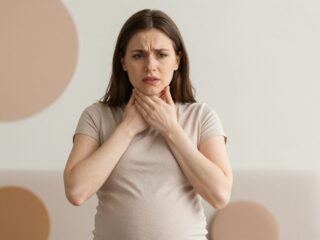 Köhögés, rekedtség és torokfájás: a csendes reflux jelei lehetnek várandósság alatt