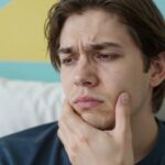 Miért csikorgatod a fogad álmdban? A stressztől a fogászati problémákig – a lehetséges háttér