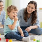 Mikor kell aggódni az ujjszopás miatt, és hogyan segíthetünk a gyereknek elhagyni?