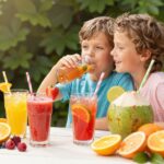 Ne csak vizet igyon a gyerek a hőségben: a legjobb folyadékpótló italok