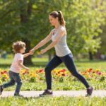 Szülés utáni alakformálás gyerek mellett: közös mozgással könnyebb