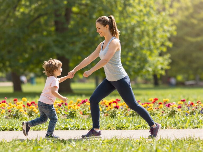 Szülés utáni alakformálás gyerek mellett: közös mozgással könnyebb