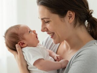 Az anya illata, hangja és arca: Hogyan azonosítja a csecsemő az édesanyját?