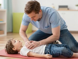 Félrenyelés, fulladás: lépésről lépésre útmutató a Heimlich-manőver helyes használatához csecsemőknél és gyerekeknél