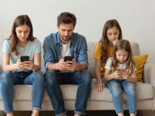 Okostelefon-függőség a családban: a szülők rosszabb példát mutatnak, mint gondolnánk?